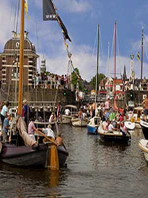 Flottieljezeilen in Nederland vanuit Lemmer op het IJsselmeer en de Wadden.