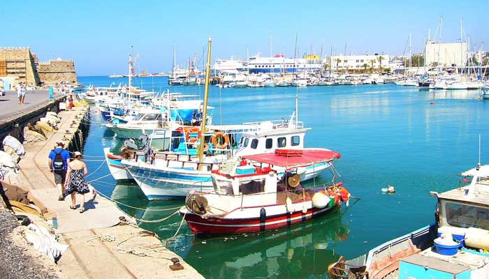 Een zeiljacht huren in de Cycladen vanuit Lavrion, Paros, Mikonos en Syros