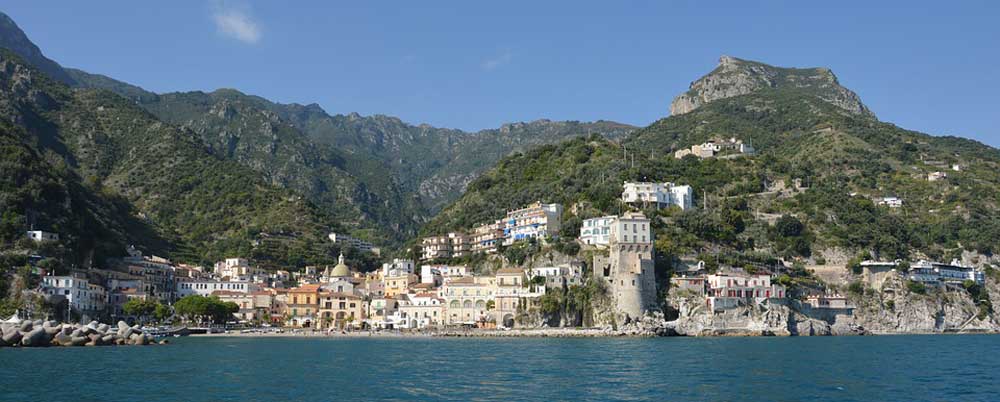 Flottieljezeilen in Italie vanuit Salerno langs de Amalfi kust